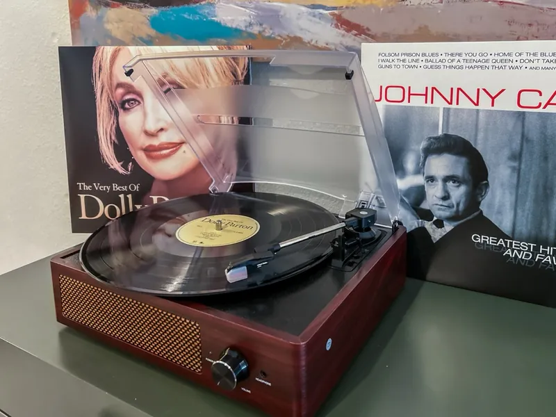 Record player with Dolly Parton and Johnny Cash albums