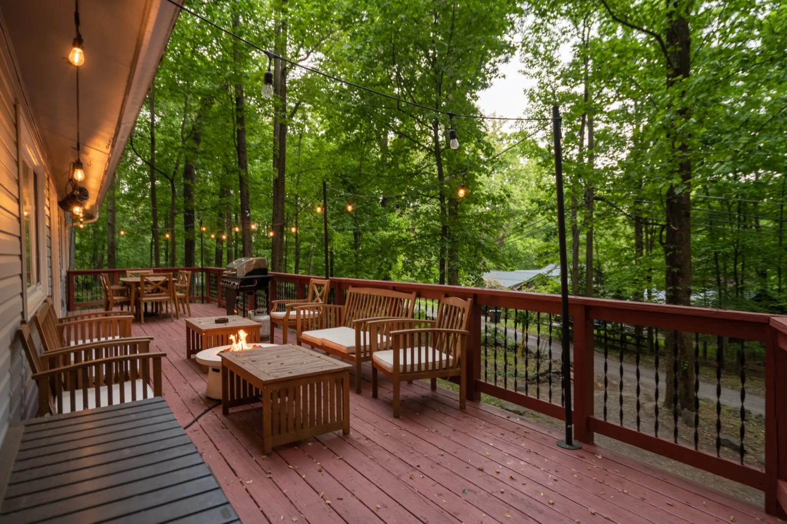 Upper deck before: worn wooden benches and a round fire bowl