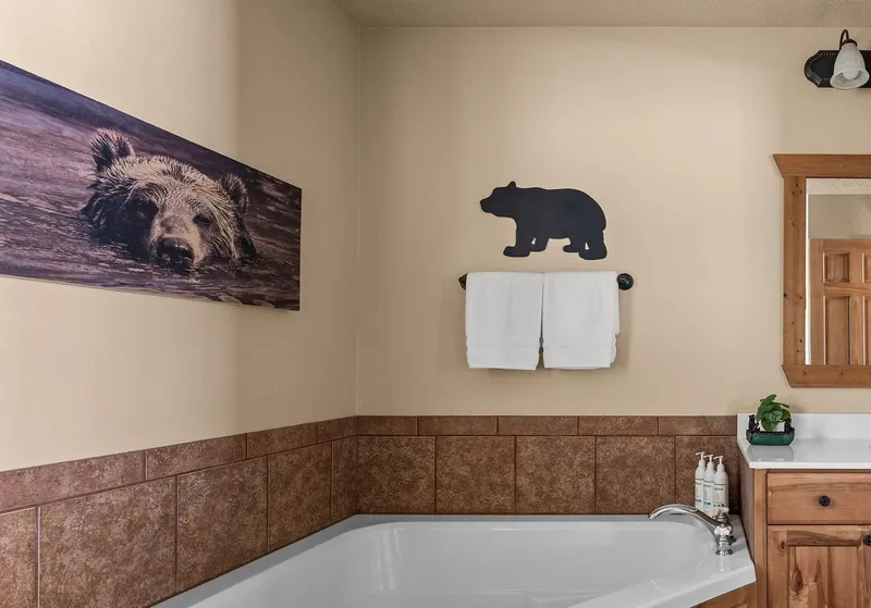 Bath with a bear canvas above the tub